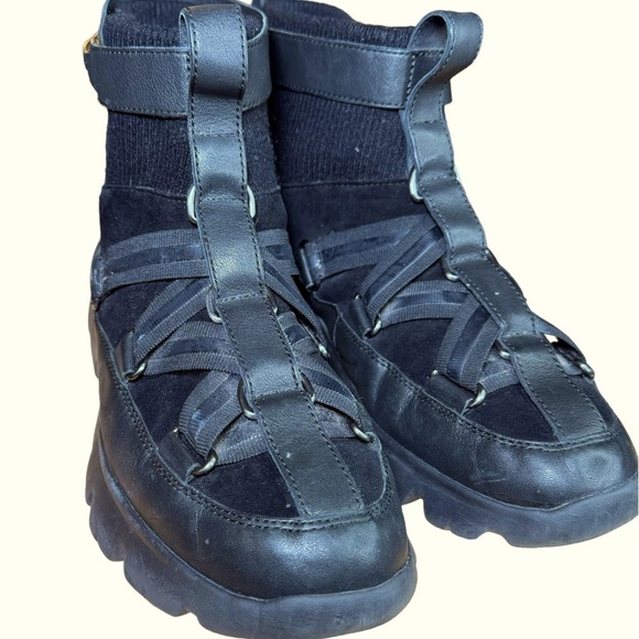 UGG Lakes & Lights Black Leather Fur Sneaker Shoes EUC - Picture 10 of 14